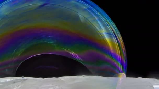 Couleurs Chatoyantes Des Bulles Savon Sur Glace — Video