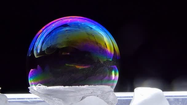 氷の上のシャボン玉のきらめく色 — ストック動画
