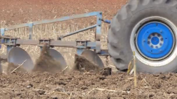 Trator Agrícola Dirigindo Campo Preparação Para Próxima Preparação Cultura — Vídeo de Stock