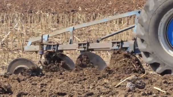 Jordbruks Traktor Körning Fältet Förberedelse För Nästa Gröda Förberedelse — Stockvideo