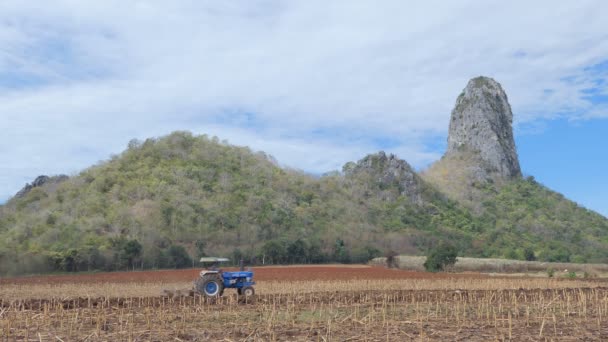 Jordbruks Traktor Körning Fältet Förberedelse För Nästa Gröda Förberedelse — Stockvideo