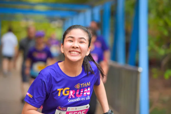 バンコク 実行スムーズとしてシルク 2019 で正体不明のミニ マラソン ランナー チャリティ ランの子供と青少年 2019 日タイ — ストック写真