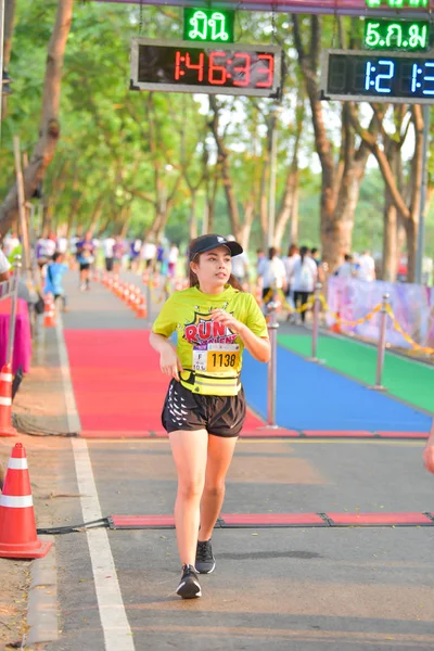 2月9日 在泰国曼谷 为儿童和青年举办的慈善活动 Run 顺滑的丝绸 2019 身份不明的迷你马拉松运动员 — 图库照片
