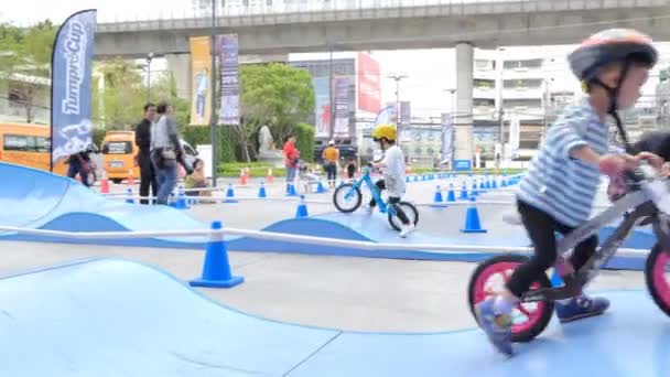 Bangkok Mars Petits Coureurs Non Identifiés Ans Avec Équilibre Vélo — Video