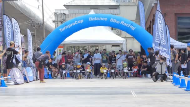 Bangkok Marzo Pequeños Corredores Identificados Años Con Equilibrio Bicicleta Turnpro — Vídeos de Stock