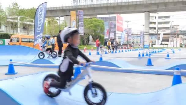 Bangkok Março Pequenos Pilotos Não Identificados Anos Com Equilíbrio Bicicletas — Vídeo de Stock