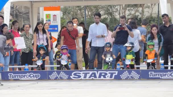 Bangkok Marzo Pequeños Corredores Identificados Años Con Equilibrio Bicicleta Turnpro — Vídeos de Stock