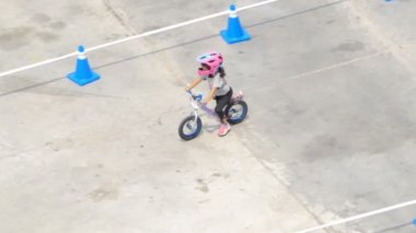 Bangkok - 3 Mart: Tanımlanamayan küçük yarışçılar denge bisikleti 1 Turnpro Kupası denge Bisiklet 2019 3 Mart 2019 üzerinde Bangkok, Tayland ırkla ilgili, ile.