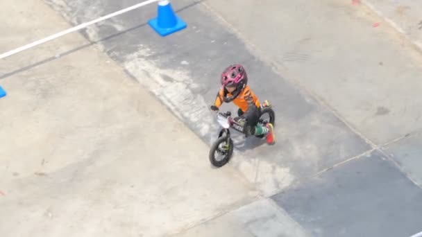 Bangkok Mars Petits Coureurs Non Identifiés Avec Vélo Équilibre 1Ère — Video