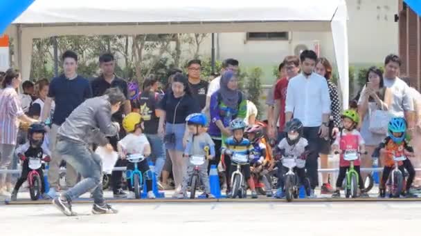 Bangkok Mars Petits Coureurs Non Identifiés Avec Vélo Équilibre 1Ère — Video