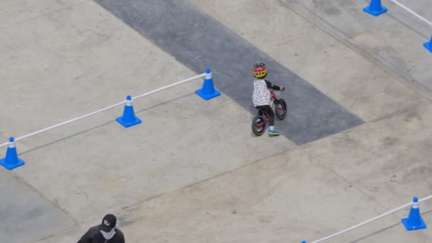 Bangkok Mars Petits Coureurs Non Identifiés Avec Vélo Équilibre 1Ère — Video