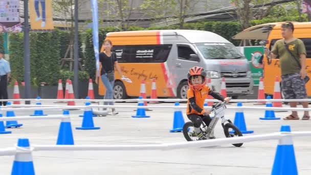 Bangkok Março Pequenos Pilotos Não Identificados Com Bicicleta Equilíbrio 1Th — Vídeo de Stock