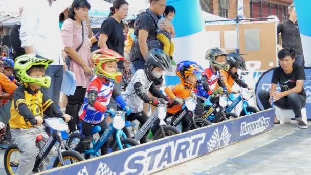 Bangkok Mars Petits Coureurs Non Identifiés Avec Vélo Équilibre 1Ère — Video