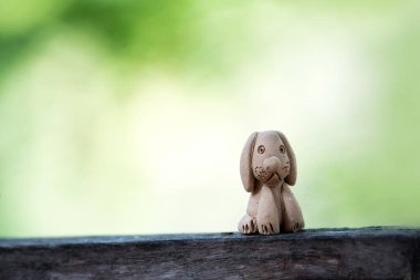 Clay doll köpek ahşap üzerine.