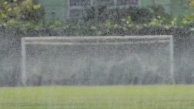 Futbol alanında birçok mini yağmurlama sulama su damla.
