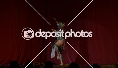 Lopburi, Tayland-28 Şubat: tanımlanamayan Tay dansçıları pantomime veya Khon, zarafet ile Tay yüksek sanatı, 28 Şubat 'ta Ulusal Eğitim Konferansı 'nda ekranda, 2019 Lopburi, Tayland.