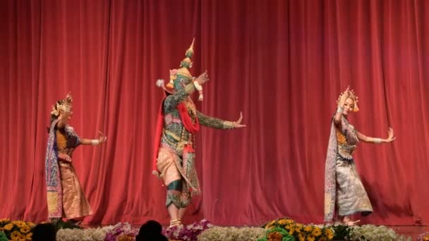 泰国洛布里 2月28日 在2019年2月28日于泰国洛布里举行的全国表演艺术教育会议上 身份不明的泰国舞蹈演员表演了 泰国的高艺术 — 图库视频影像