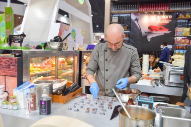 Şefler ziyaretçilere ve müşterilere gösteriler yapıyor