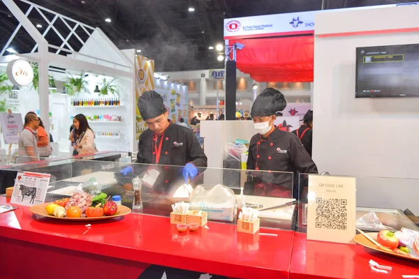 Chefs están cocinando demostraciones a los visitantes y clientes — Foto de Stock