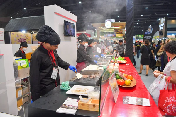 Chefs estão cozinhando demonstrações para os visitantes e clientes — Fotografia de Stock