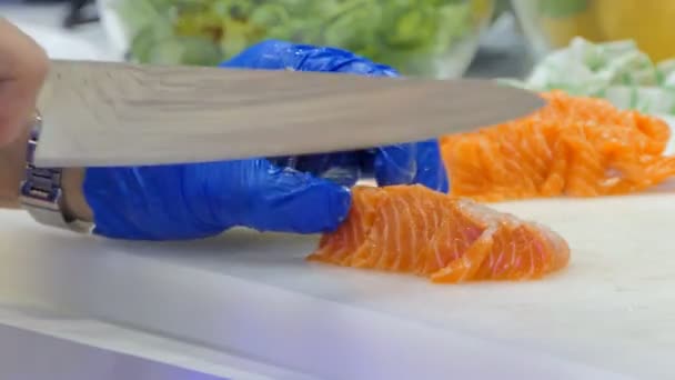 Chef Utilisant Couteau Tranche Saumon Cru Sur Planche Découper — Video
