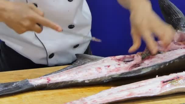 Chef Utilisant Couteau Tranché Gros Poissons Dans Marché Des Fruits — Video