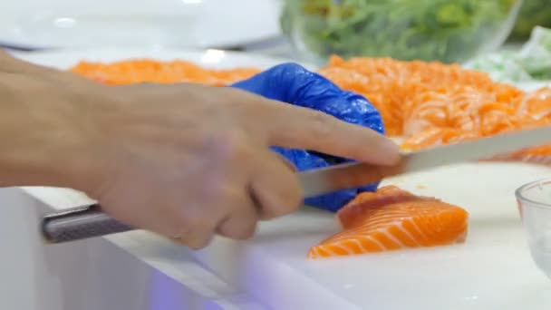 Chef Kok Met Mes Slice Rauwe Zalm Snijplank — Stockvideo