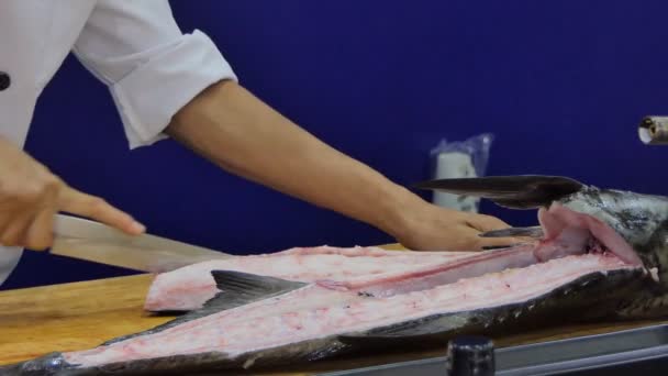 Chef Utilisant Couteau Tranché Gros Poissons Dans Marché Des Fruits — Video
