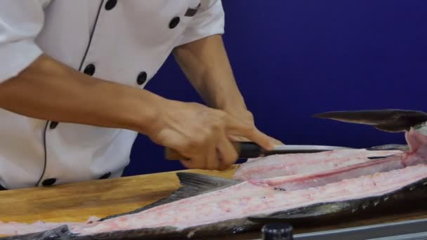 厨师用刀切片大鱼在海上食品市场 — 图库视频影像