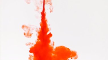 Sudaki kırmızı mürekçenin hareket bulanıklığı.