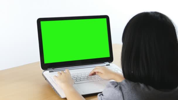 Asiática Chica Escribiendo Ordenador Portátil Con Pantalla Verde — Vídeos de Stock