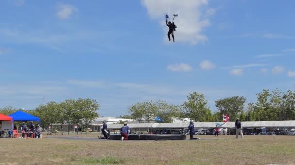 2019年6月15日 在泰国陆军跳伞比赛2019年6月15日在泰国 在泰国人民解放军跳伞比赛中 跳伞运动员的慢动作降落在目标 精确着陆 — 图库视频影像