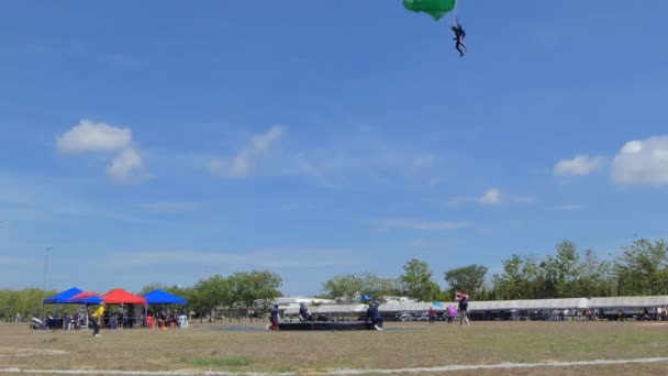 パラシュートは 2019年6月15日にタイのロッブリーで開催されるタイ陸軍パラシュート競技大会2019の際に 目標に着陸しました — ストック動画