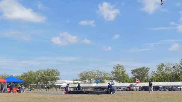 2019年6月15日 ロッブリーで開催される タイ陸軍パラシュート競技2019 パラシュートのスローモーションが目標に着陸しました — ストック動画