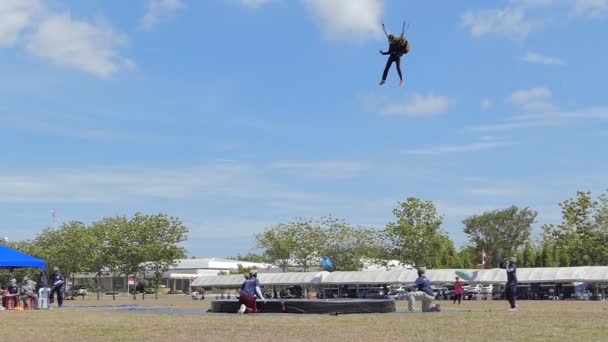 Slow Motion Parachutist Estaba Aterrizando Objetivo Accuracy Landing Durante Competencia — Vídeos de Stock