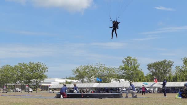 Slow Motion Parachutist Estava Aterrissando Alvo Precisão Aterrissagem Durante Thai — Vídeo de Stock