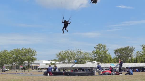 Slow Motion Van Parachutist Landde Het Doelwit Nauwkeurigheid Landing Tijdens — Stockvideo