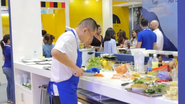 Chef Using Knife Slice Big Fish Sea Food Market Exhibition — Stock Video