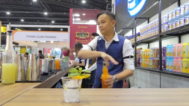 Barman Mixologist Łącząc Składniki Podejmowania Koktajl Czasie Wystawy Thaifex Świat — Wideo stockowe