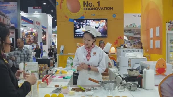 Kocken Demonstrerar Matlagning Utställningen Thaifex World Food Asia 2019 Den — Stockvideo