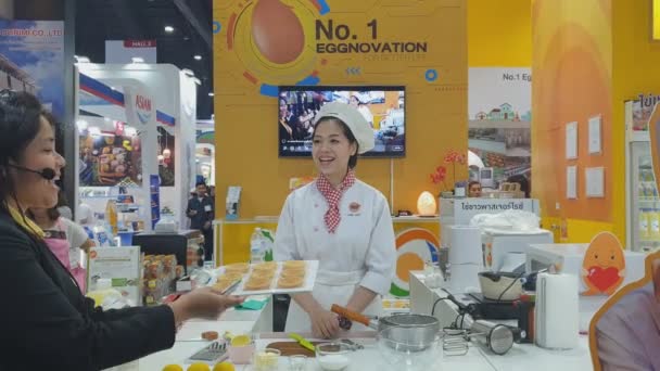 Chef Demonstrating Cooking Exhibition Thaifex World Food Asia 2019 May — Stock Video