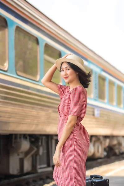 Azjatyckie kobiety turyści na stacji kolejowej. — Zdjęcie stockowe