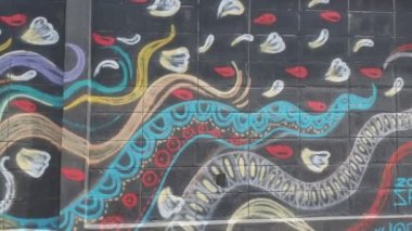Lopburi - 09 Ağustos : 09 Ağustos 2019 tarihinde Lopburi, Tayland'da halk caddesinde duvara grafiti var.