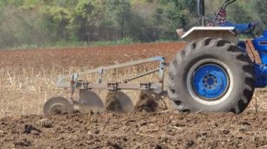 Tarım traktörü sürüş alanı, sonraki kırpma hazırlık için hazırlık.