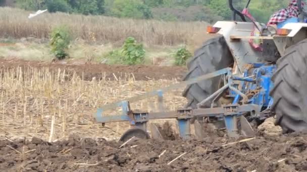 农业拖拉机在田间行驶 为下一次作物准备做准备 — 图库视频影像