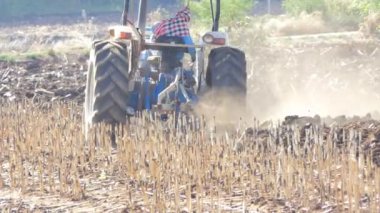 Tarım traktörü sürüş alanı, sonraki kırpma hazırlık için hazırlık.