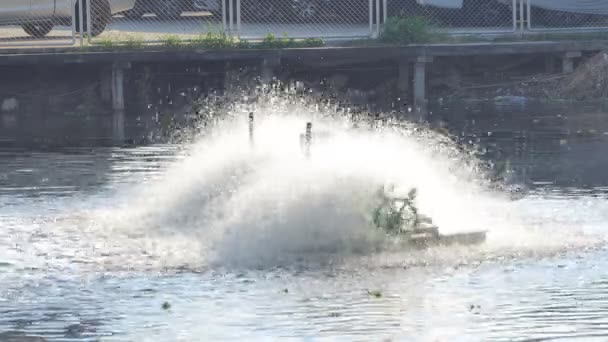 運河の黒水のパドルホイールエアター 水に酸素を埋めることによる排水処理 — ストック動画