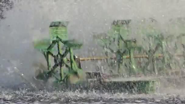 Movimiento Lento Aireadores Ruedas Paleta Agua Negra Canal Tratamiento Aguas — Vídeo de stock