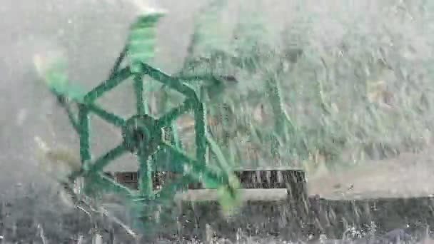 Zeitlupe Der Schaufelradbelüfter Schwarzen Wasser Auf Dem Kanal Abwasserbehandlung Durch — Stockvideo