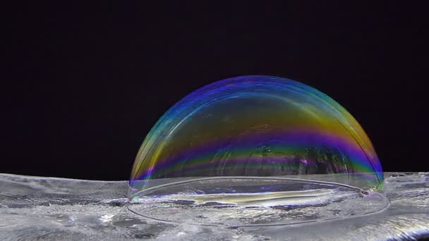Schimmernde Farbe Der Seifenblase Auf Eis — Stockvideo